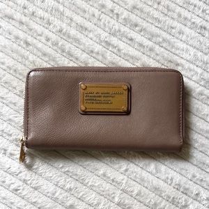 Marc by Mark Jacobs Taupe Brown Classic Q Zip-Around Wallet Pebbled Leather